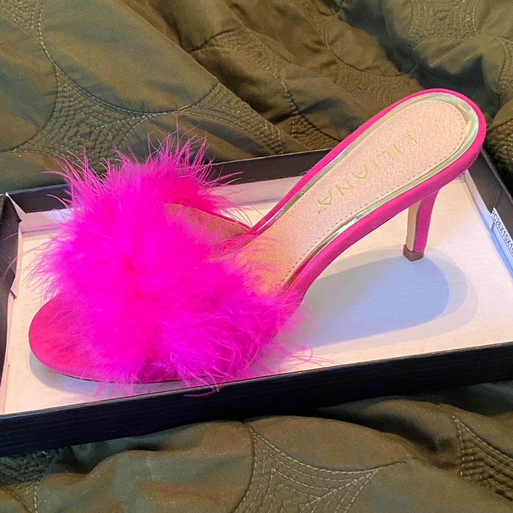 BRAND NEW FUCSHIA KITTEN HEELS